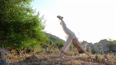 Una-Mujer-Haciendo-Yoga-Y-Estiramientos-En-Un-Espacio-Natural