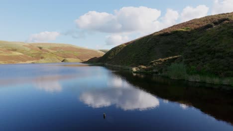 Beautiful-English-country-landscape-showing-heather-covered-hills,-blue-lakes-and-clear-skies