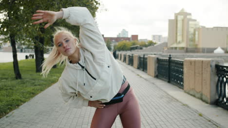 mujer estirándose al aire libre