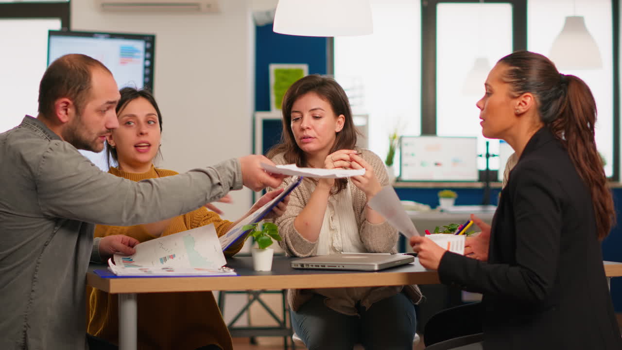 다양한 동료, 사업가들이 창업 회의에서 회사 문제를 논의하고 있습니다.