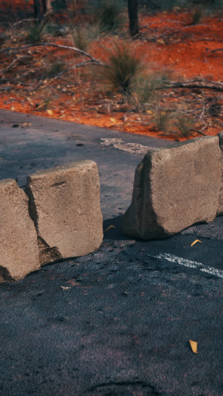 오스트레일리아 외의 불타버린 도로에 있는 도로 차단장