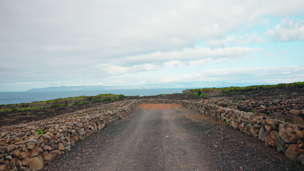 fotografía amplia de roca de lava para las paredes de los viñedos en la isla de pico en las azores, portugal