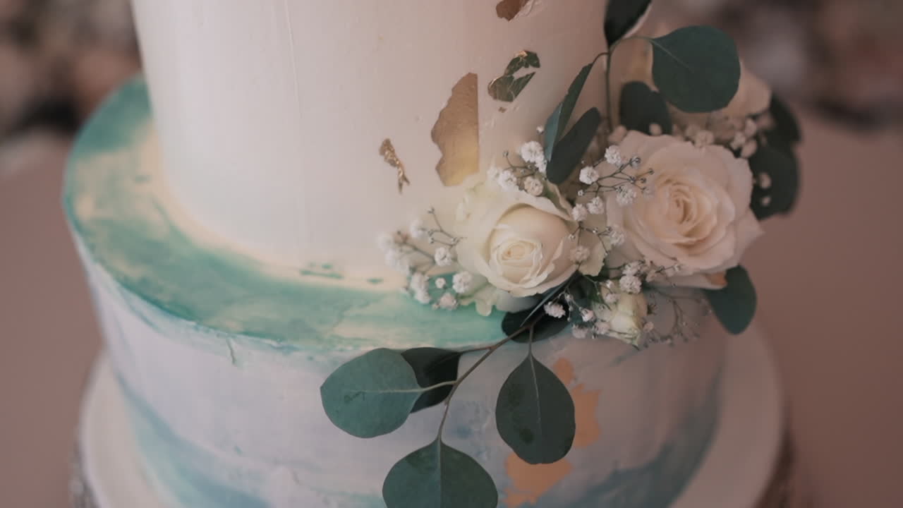 pastel de boda artístico con acento floral