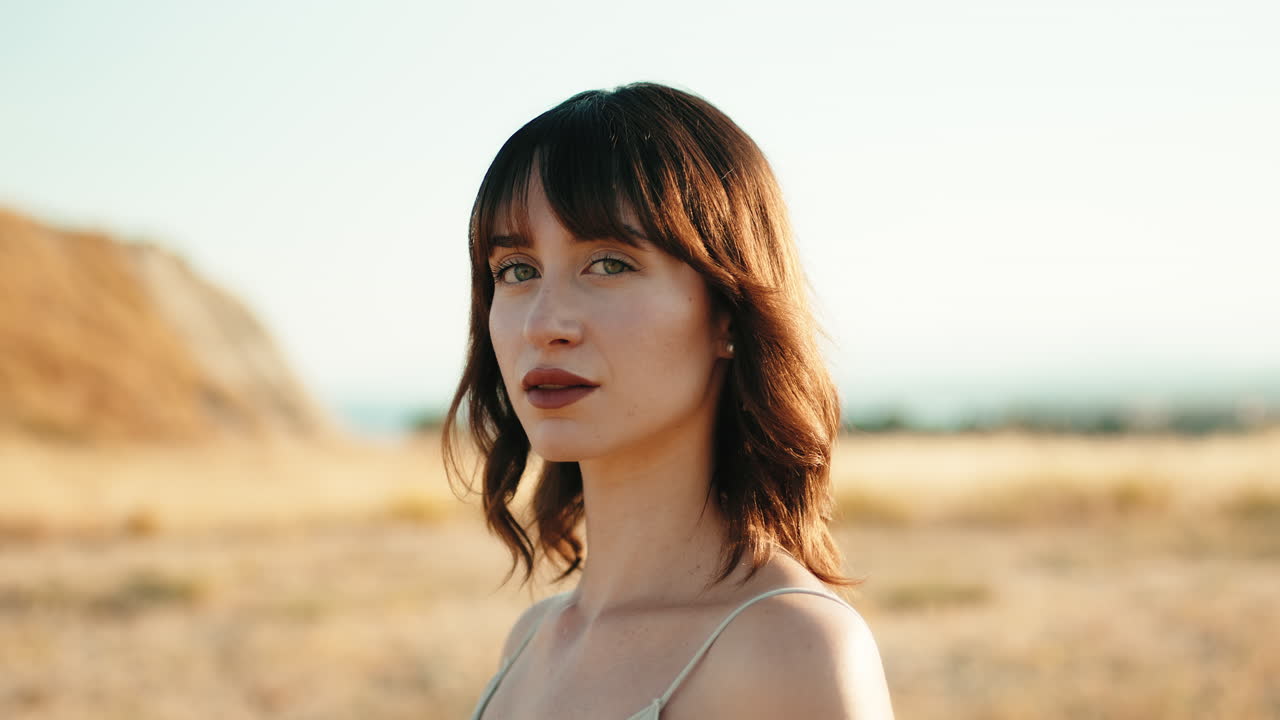 노란색 에 있는 여자