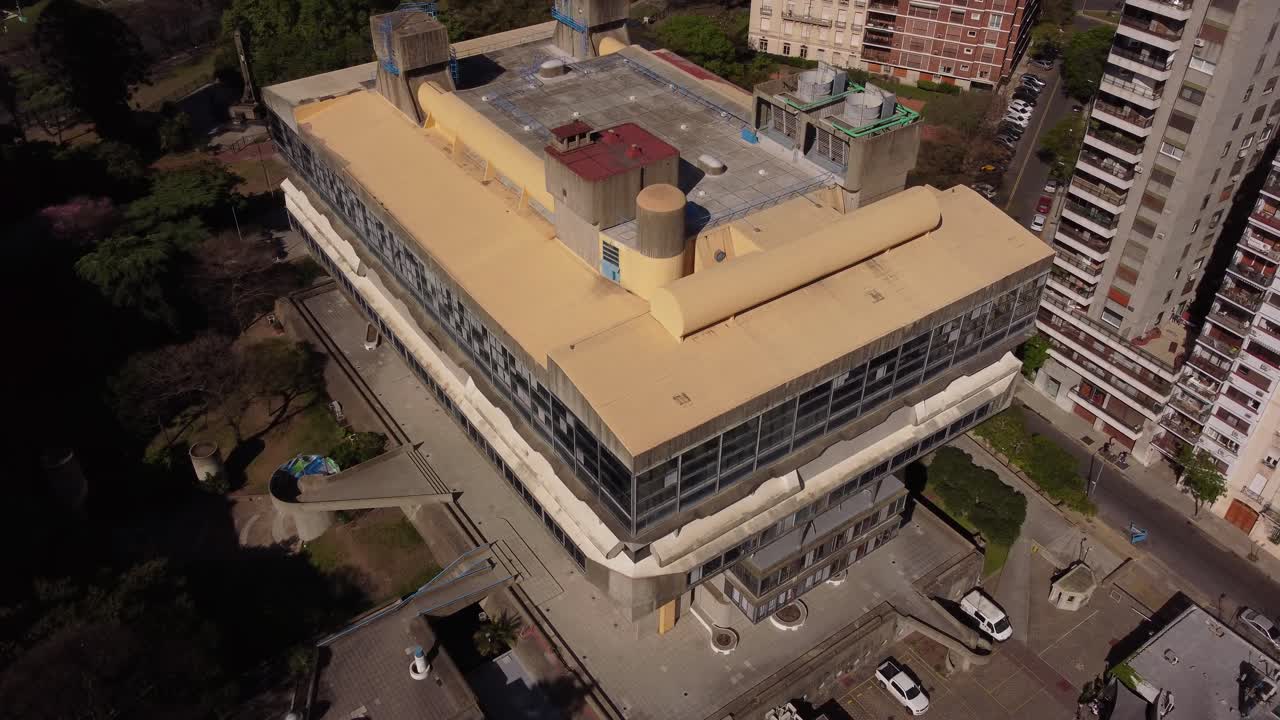 drone aéreo orbitando sobre el techo de la biblioteca nacional en la ciudad de buenos aires, argentina