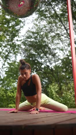 mujer practicando yoga al aire libre