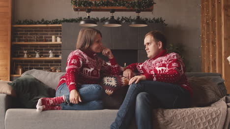 Niña-Dando-Un-Regalo-Sorpresa-A-Sus-Padres-El-Día-De-Navidad-En-Casa