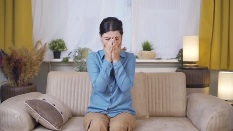 슬픈 젊은 여성이 울고 있습니다.