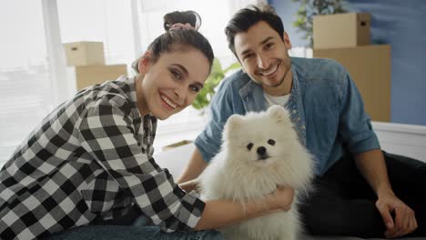 retrato en video de una pareja con su perro.
