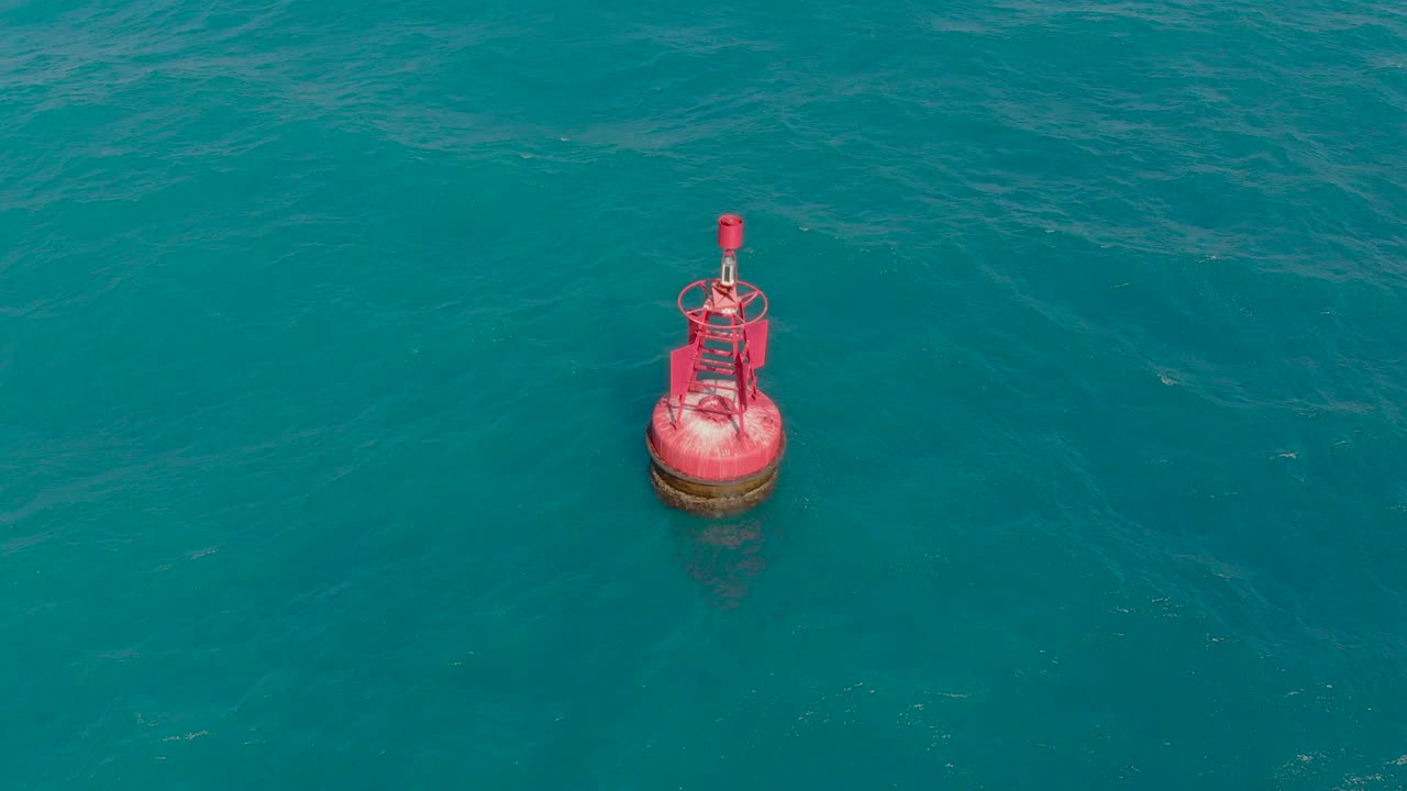 아름다운 파란 바다 에 있는 은 보이 의 공중 촬영