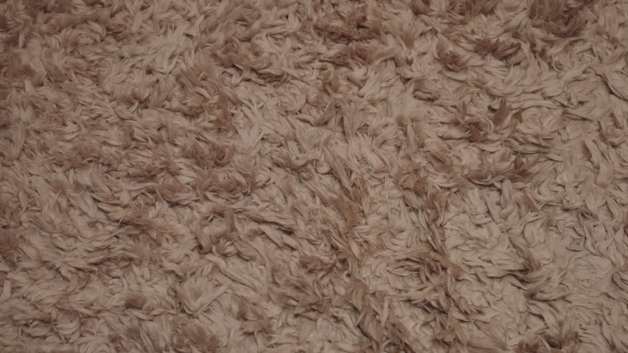 배경에서 천천히 확대 재료 유기적 인 큰 갈색 알파카 은 면털 카 질감 부드럽고 사치스럽고 따뜻한 털이있는 털