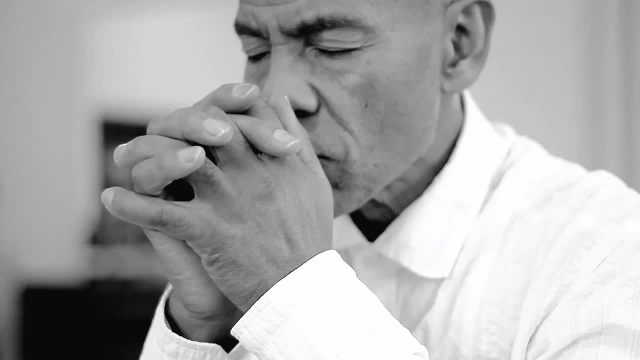 회색 배경에 두 손을 모아 신에게 기도하는 스톡 비디오 스톡 푸티지