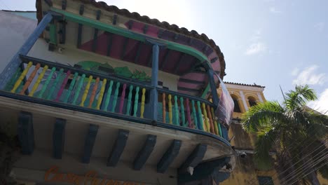 colorida casa colonial y la iglesia de la santa trinidad en cartagena, colombia