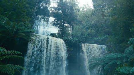 Espectacular-Cascada-En-La-Selva-Tropical