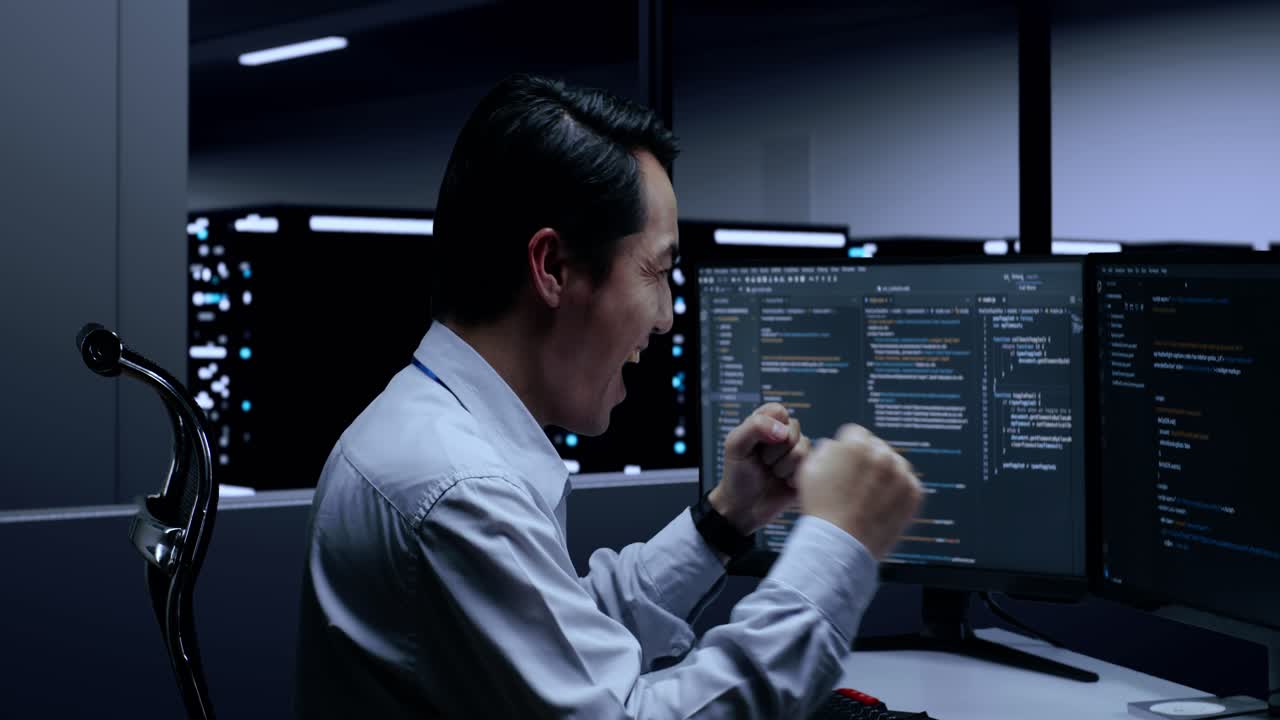 programador emocionado en la sala del servidor