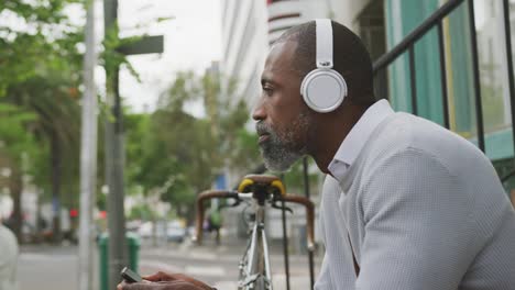 hombre afroamericano escuchando música en la calle