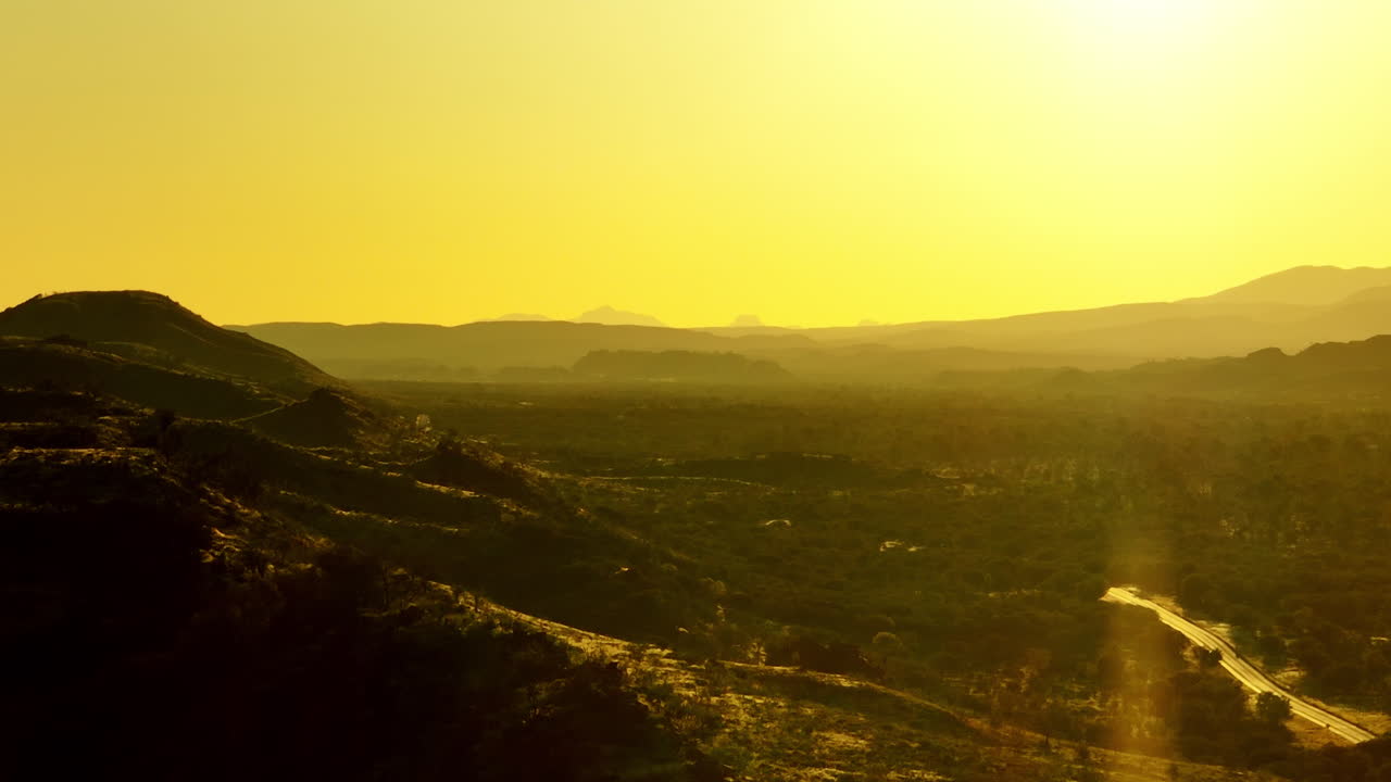 텔레포토 드론 플라이오버 심슨 사막 밝은 노란색  ⁇ 빛 안개, 4k 오스트레일리아