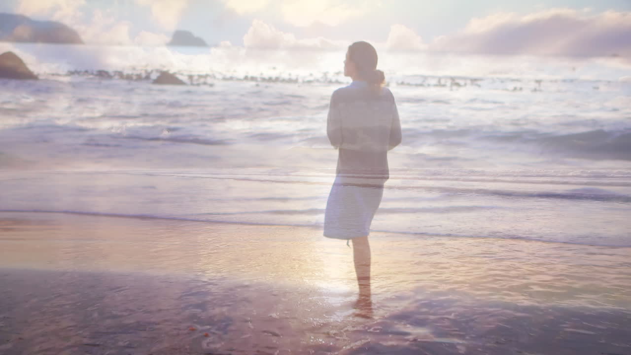 해가 지는 해변에서  ⁇ 고 있는 여자 4k