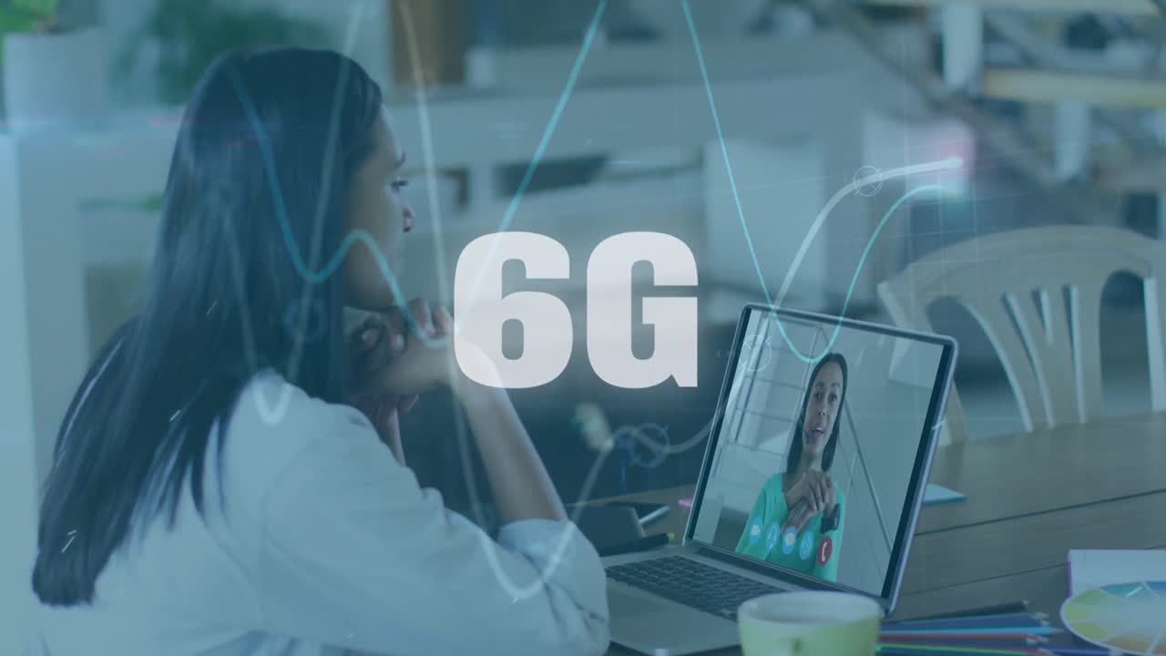 animación de texto de 6g sobre mujeres usando computadora portátil
