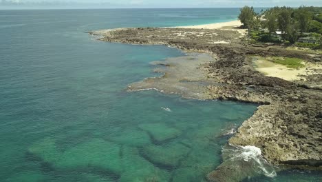 Luftaufnahme-Von-Schwimmern,-Die-Das-Klare-Wasser-In-Der-Sharks-Cove-Genießen