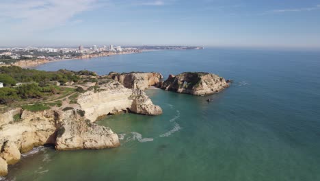 Vista-Aérea-De-La-Hermosa-Costa-De-Portimão,-Acantilados-De-Piedra-Caliza-Y-Formaciones-Rocosas,-Portugal