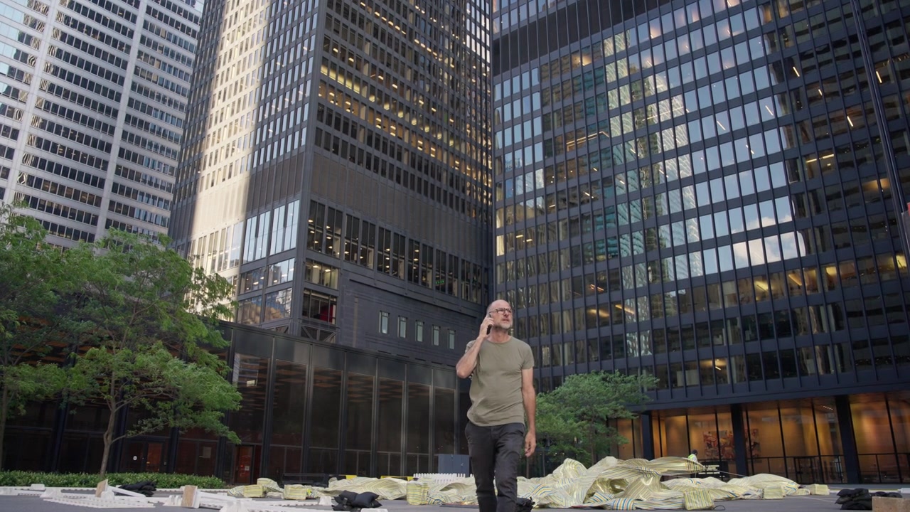 Uomo controlla il suo smartphone e poi cammina parlando al telefono nel distretto finanziario di Toronto, Slow motion.