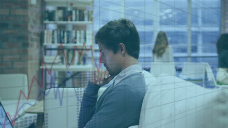 animación del procesamiento de datos financieros sobre un empresario caucásico que usa una computadora portátil en la oficina