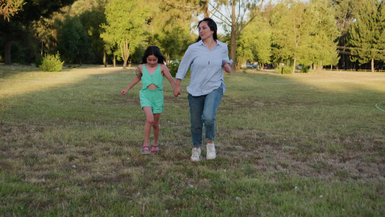 persona caminando en el bosque