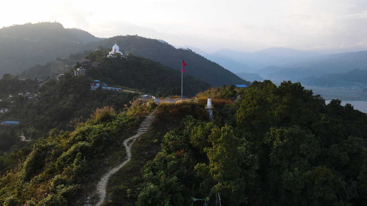 네팔 포카라 (pokhara) 의 산 전망대 (mountain viewpoint) 를 향해 날아다니며 멀리서 세계 평화 파고다 (world peace pagoda) 를 볼 수 있습니다.