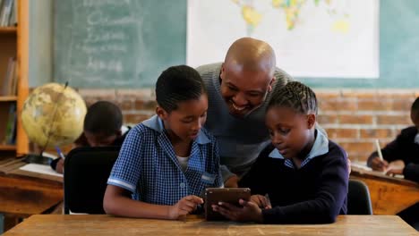 Männlicher-Lehrer-Nutzt-Digitales-Tablet-Mit-Schülern-Im-Klassenzimmer-4k