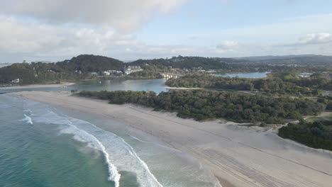 currumbin creek - 澳洲金海岸棕<unk>海灘的莉爾森海灘的海浪和狗公園