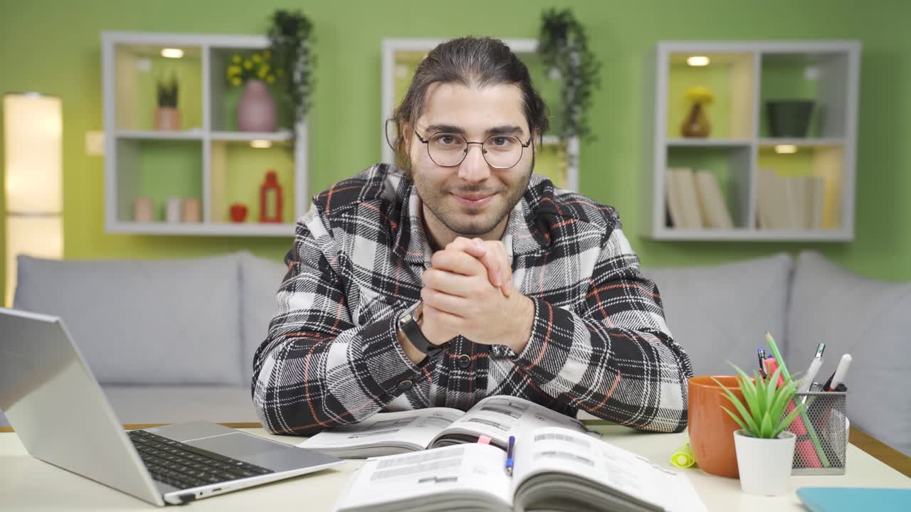 la amistad, la fraternidad defensor joven mira a la cámara positivamente.