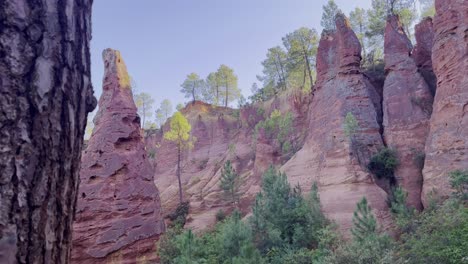 emocionante pilar de roca en la naturaleza con rocas de colores en el fondo y algunos árboles