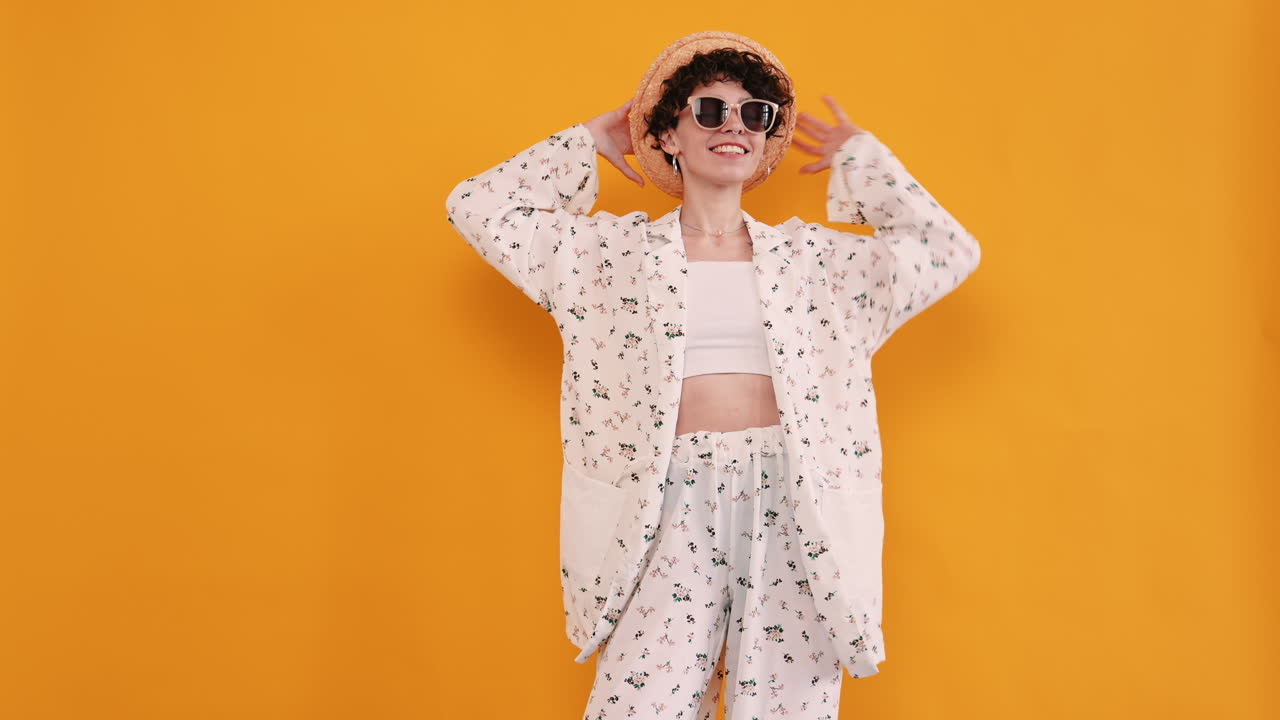 mujer con blazer floral y pantalones