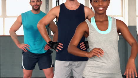 personas en forma posando para la cámara en el gimnasio