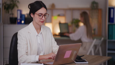 Zwei-Frauen,-Die-Bis-Zum-Abend-Im-Büro-Arbeiten