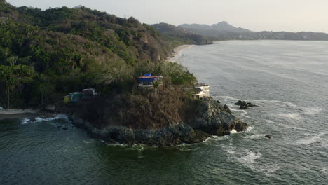 hermosa vista escénica de una casa cerca de la costa en méxico