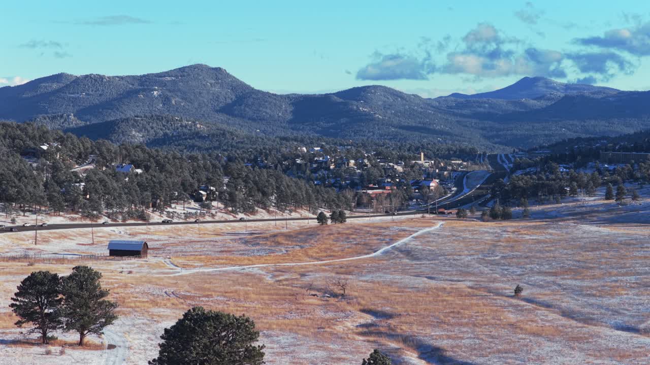 Sentiero del parco Elk Meadows, Barn nel centro di Evergreen Conifer Colorado, drone aereo, ventoso, pomeriggio soleggiato, cielo blu intenso, Front Range, Montagne Rocciose, traffico autostradale, auto in movimento in avanti e verso l'alto