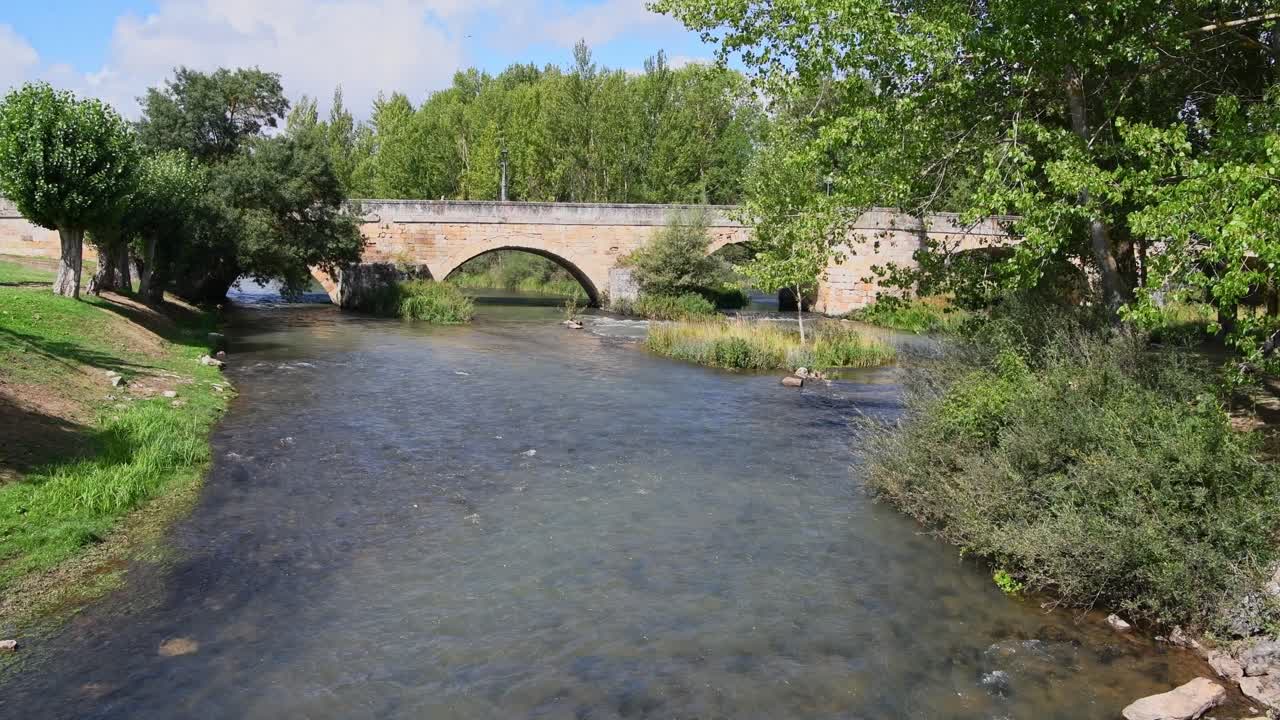 puente romano sobre el lecho del río en un día soleado