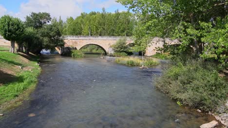 Römische-Brücke-über-Das-Flussbett-An-Einem-Sonnigen-Tag