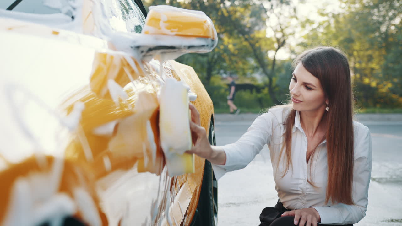 노란색 차를 는 여자