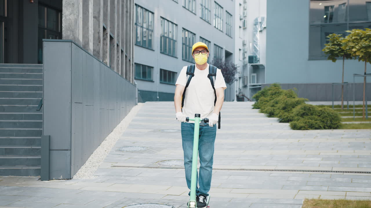 도시 에서 전기 스쿠터 를 타고 배달 하는 사람