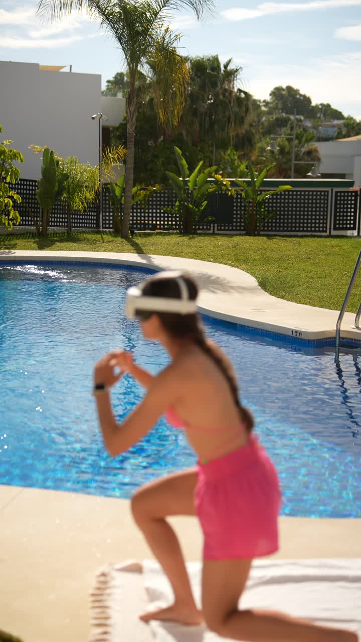 mujer con auriculares vr junto a una piscina