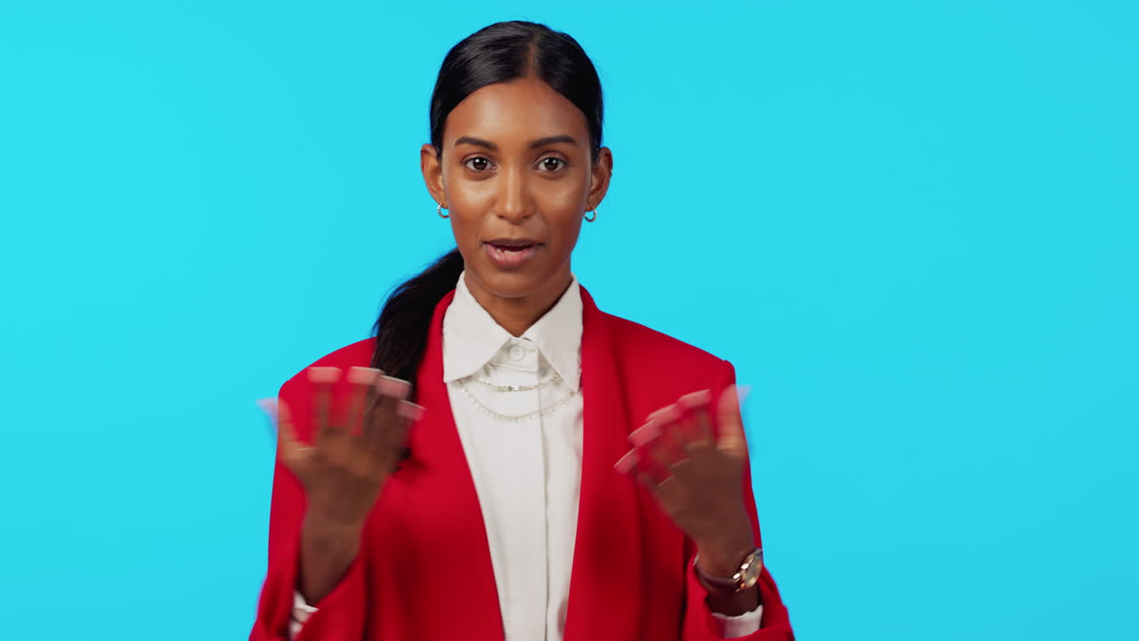 transmisión, cara de mujer y hablando en un estudio