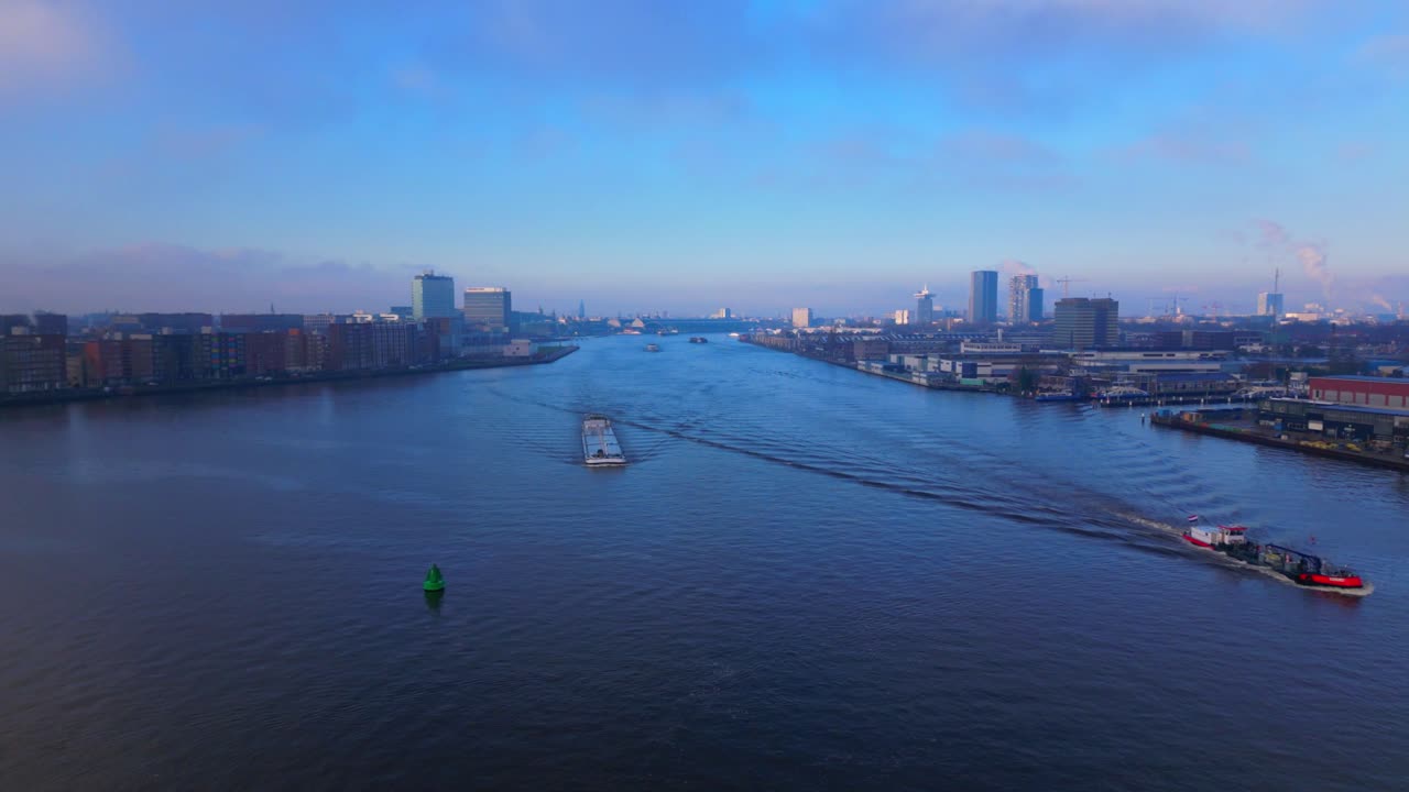 어두운 시간 에 암스테르담 의 북해 운하 에서 일부 선박 들 이 지나가고 있다