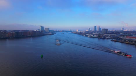 Nordseekanal-In-Amsterdam-In-Der-Dämmerung-Mit-Einigen-Vorbeifahrenden-Schiffen