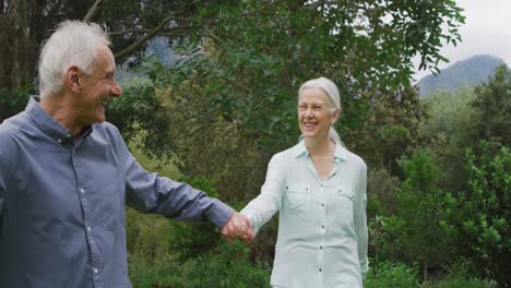 pareja de ancianos en un jardín