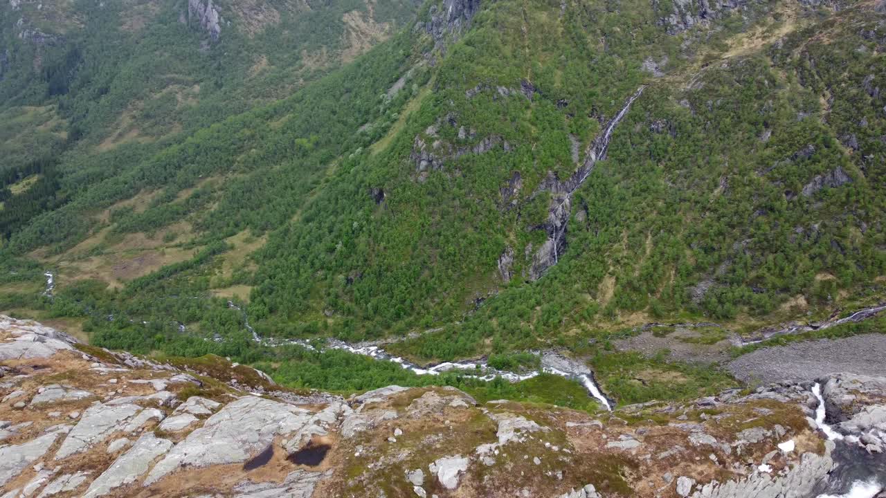 naturaleza espectacular con río que fluye valle hacia leiro