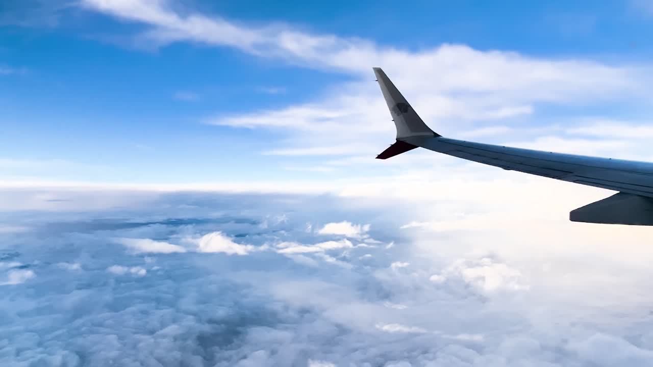 fotografía de un avión cruzando nubes durante el vuelo en el asiento de la ventana