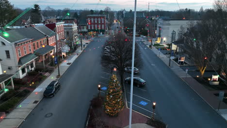 Weihnachtsbaum-Auf-Dem-Mit-Lichtern-Geschmückten-Stadtplatz